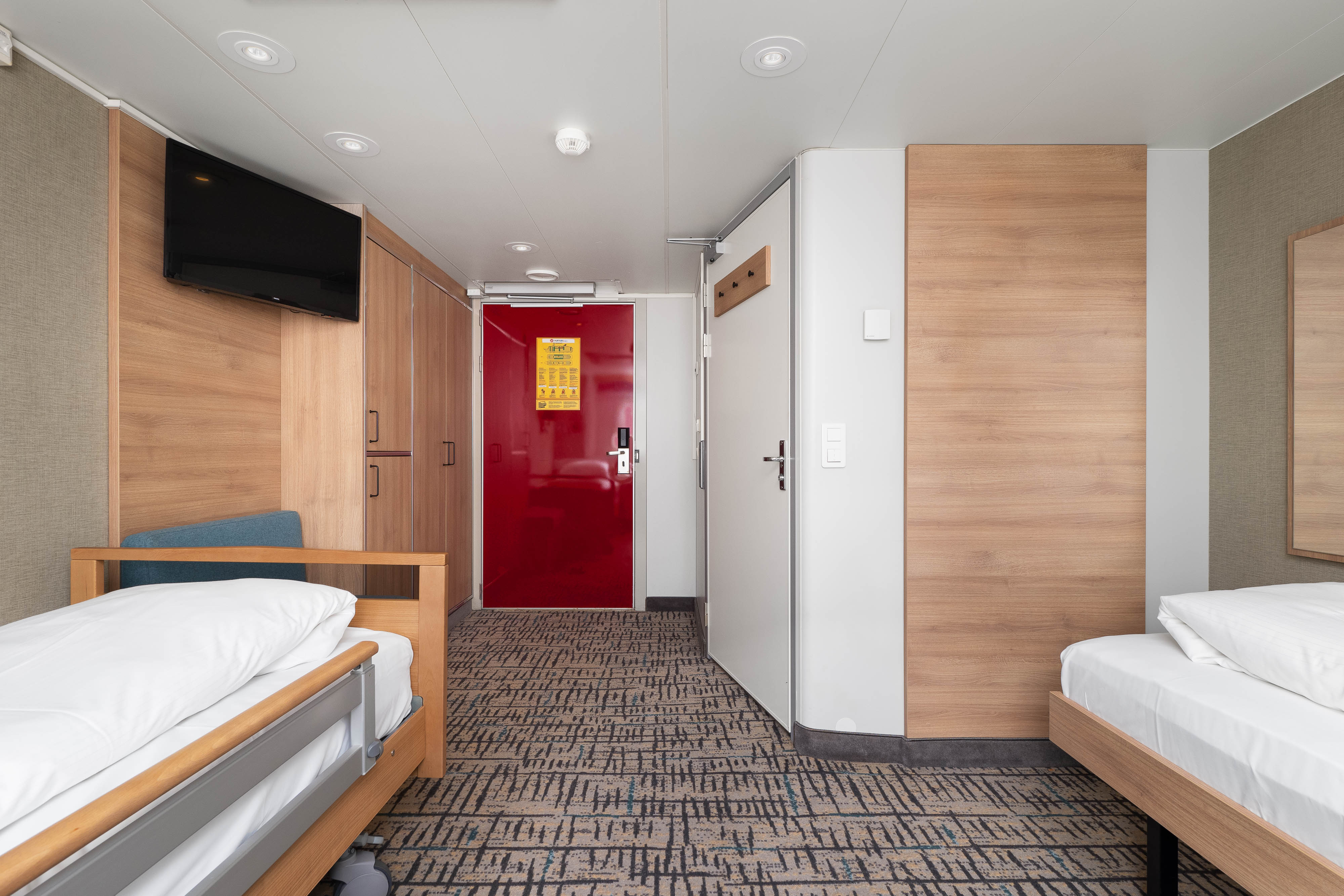 Polar Outside | Accessible twin on lower deck with window